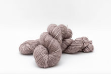 Charger l&#39;image dans la galerie, Echeveau Aphrodite DK - Ramasser des pommes de pins