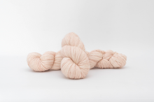 Charger l&#39;image dans la galerie, Echeveau Aphrodite DK - De la tendresse en boutons