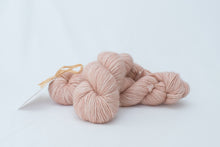 Charger l&#39;image dans la galerie, Echeveau Aphrodite DK - Du corail aux lèvres