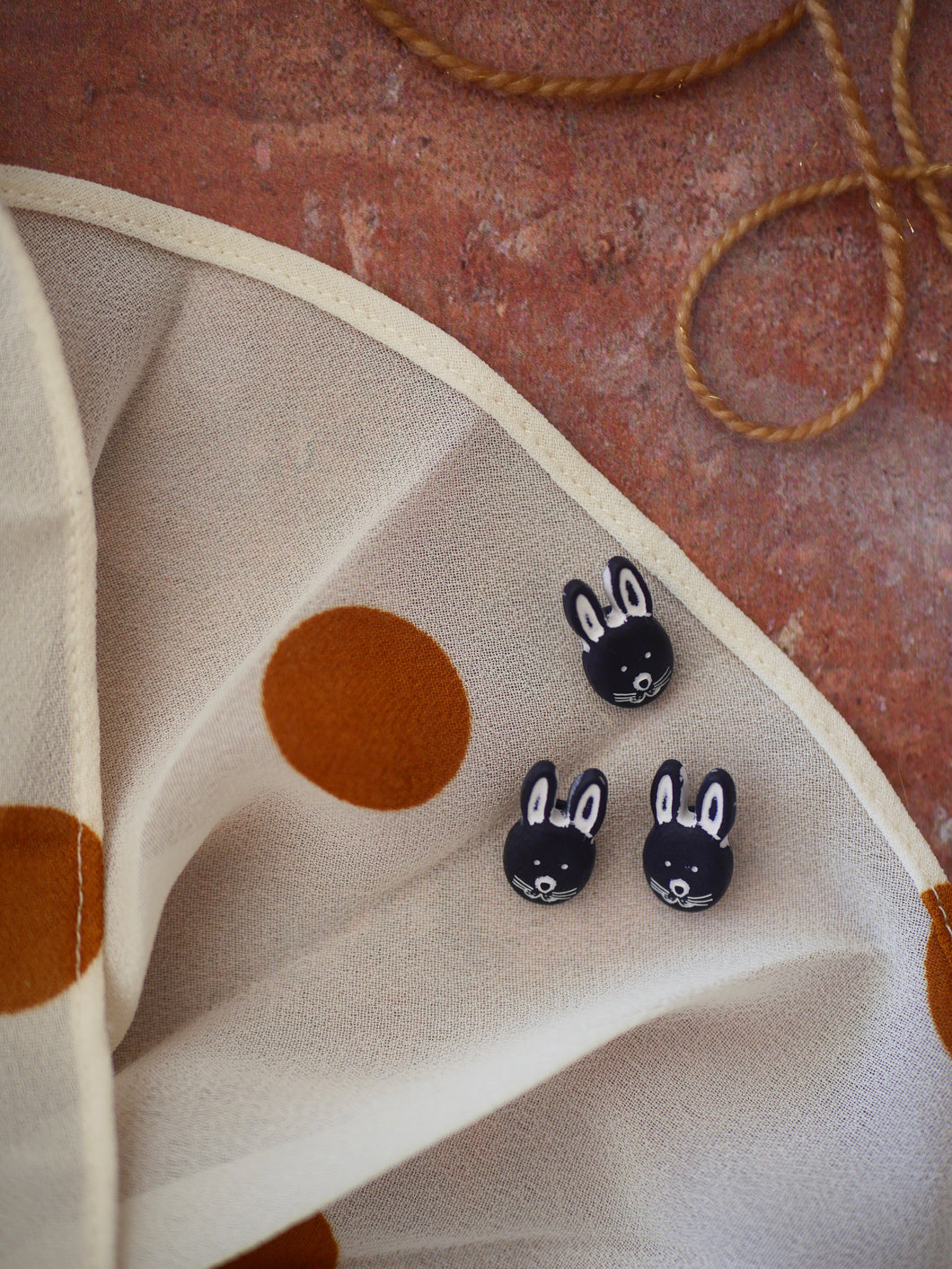 Bouton mon petit lapin noir