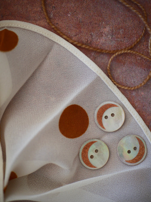 Bouton lune orange à paillettes