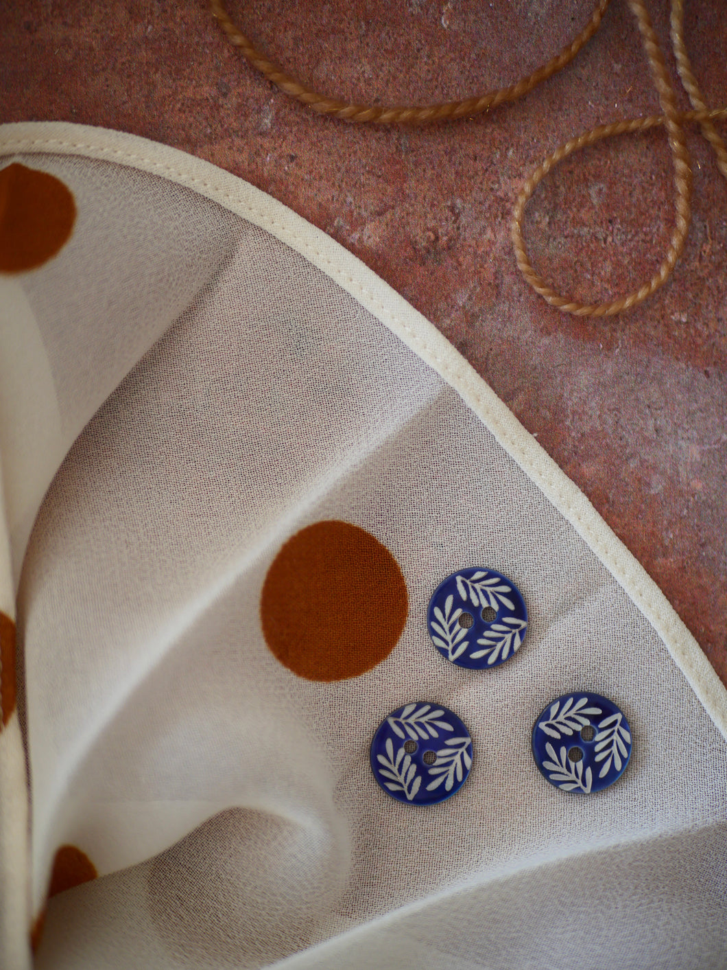 Bouton couronne bleu nacré