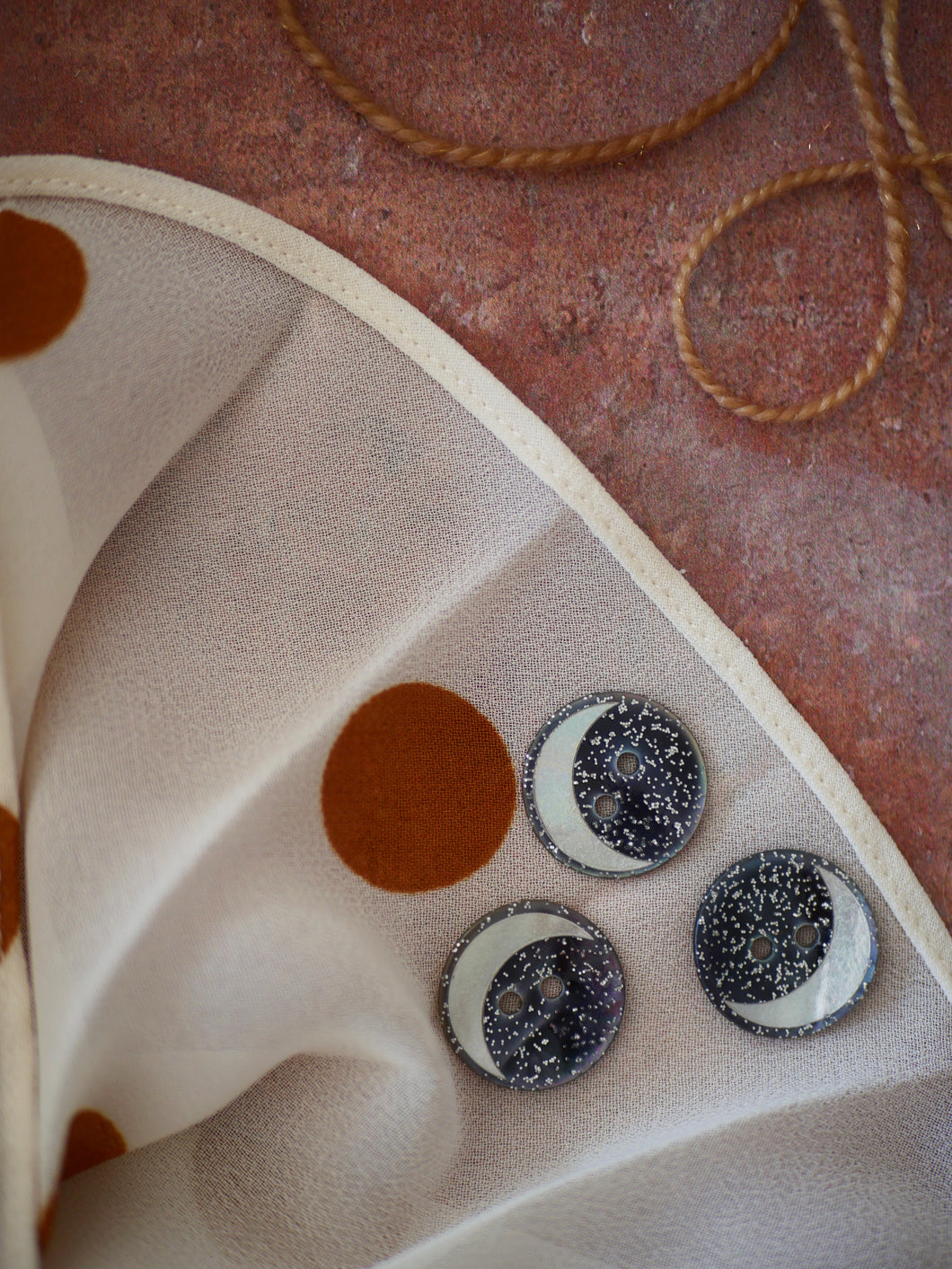 Bouton lune bleue à paillettes