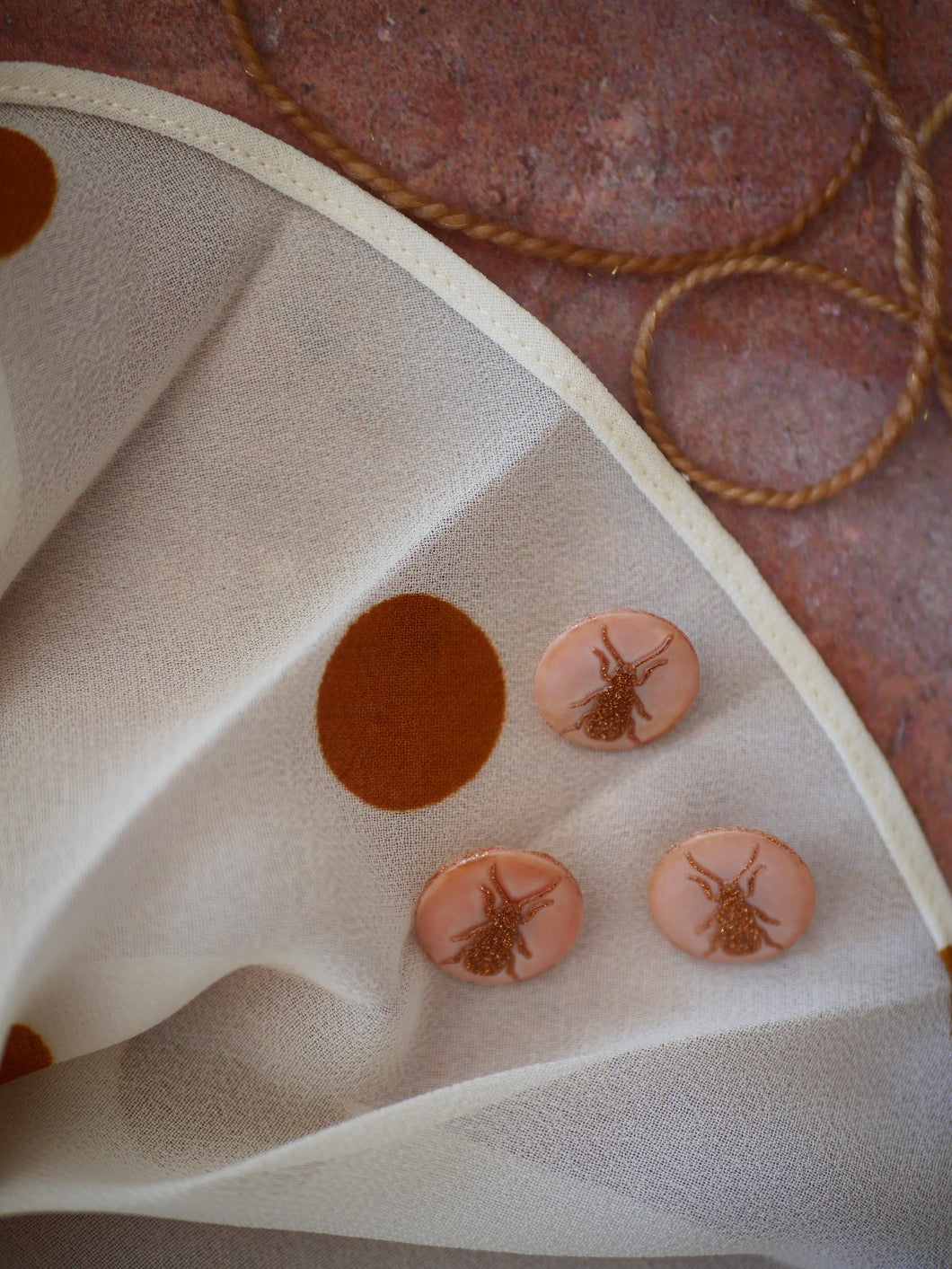 Bouton scarabée rose et doré