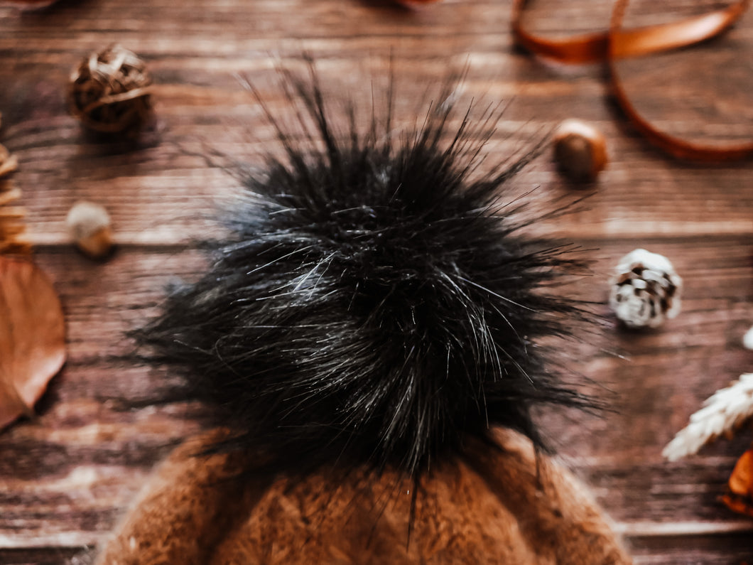 Pompon noir en fausse fourrure